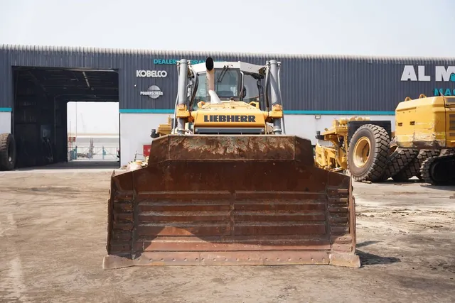 2021_liebherr_736_bulldozer_front_view