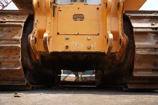 2021_liebherr_736_bulldozer_undercarriage_view