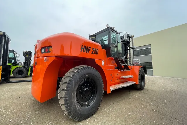 Socma HNF-250 Forklift Rear Right Image