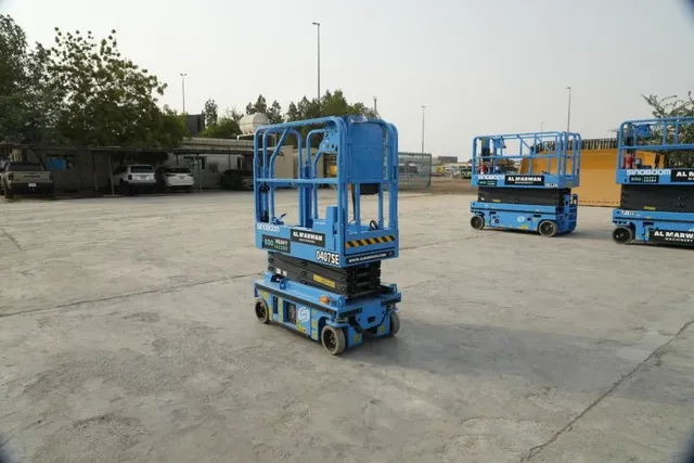 Sinoboom 0407SE Electric Scissor Lift Front Right View