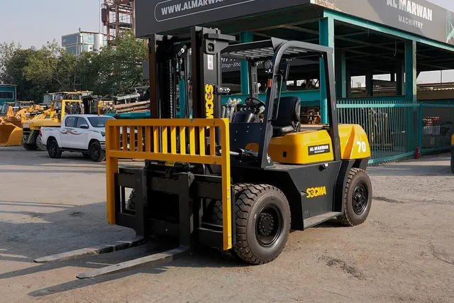Socma HNF-70 Diesel Forklift Front Left View