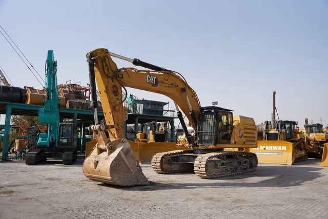 Rent Large 50 Ton Standard Excavators | Al Marwan