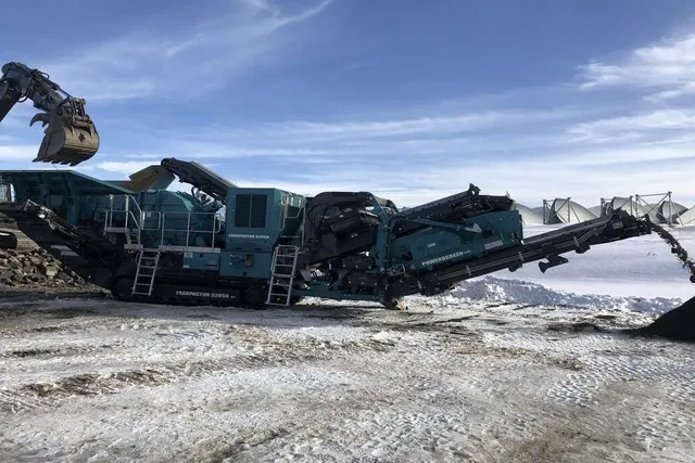 Powerscreen Trakpactor 320SR Impact Crushers - Right side view