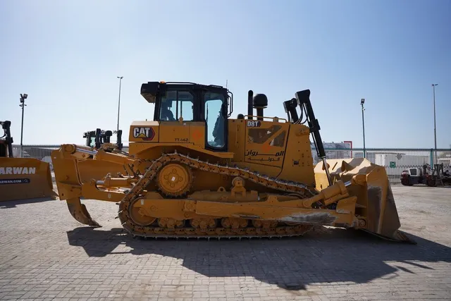 Caterpillar D8T Dozer 2021 right side view  - Al Marwan Heavy Machinery