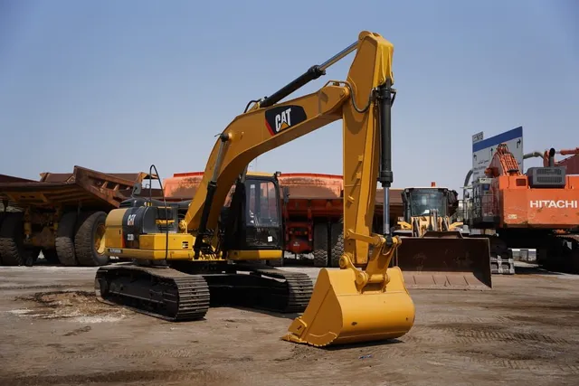 2020 CAT Caterpillar 323D3 Medium 22-Ton Tracked Excavator Crawler Digger-Front-Left