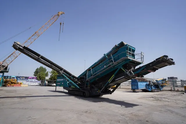 Buy the 2018 Powerscreen Chieftain 2100X 37-ton screener for your quarry & aggregate screening & crushing project in the UAE from Al Marwan