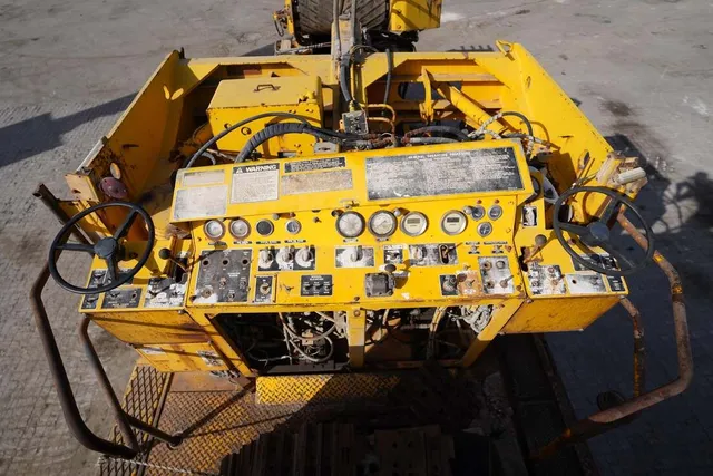 2001 CMI (Terex) PR800-7 Cold Miller cabin view - Al Marwan Heavy Machinery