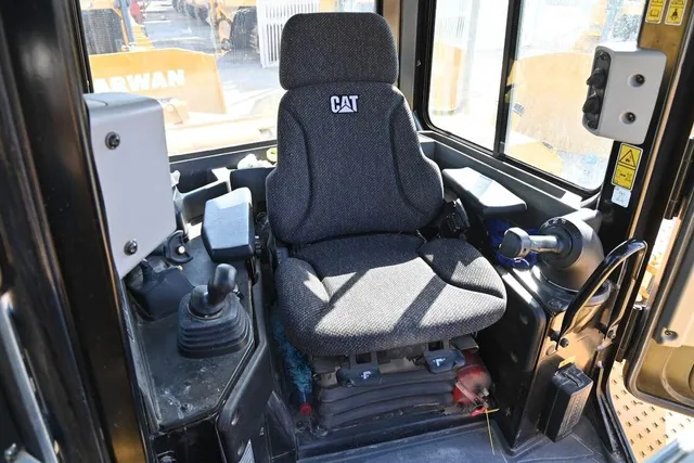 Caterpillar D8T Dozer 2021 cabin view  - Al Marwan Heavy Machinery