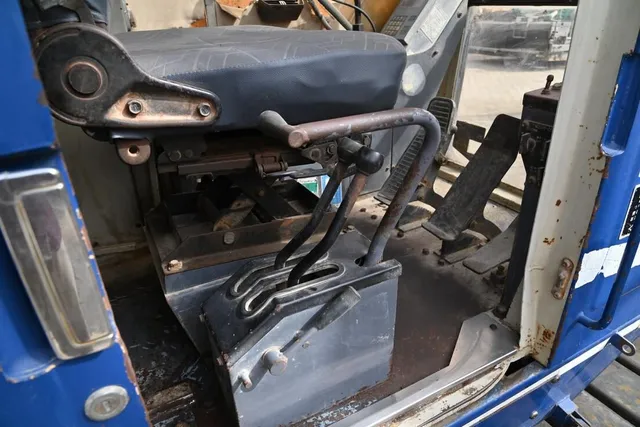 1995 Kobelco 7045 Crawler Crane CRC-0194 - cabin view- Al Marwan Machinery