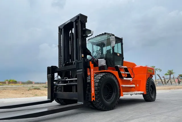 Socma HNF-250 Forklift Front Left Image