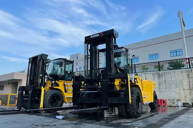 Socma HNF_350 Forklift Front Left View