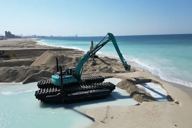 amphibious_long_boom_excavator_application_image