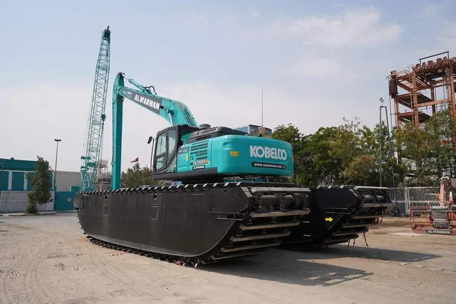 amphibious_long_boom_excavator_rear_left_view