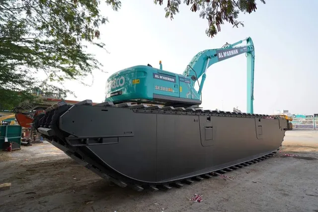 amphibious_long_boom_excavator_rear_right_view