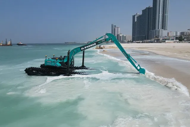 amphibious_long_boom_excavator_working