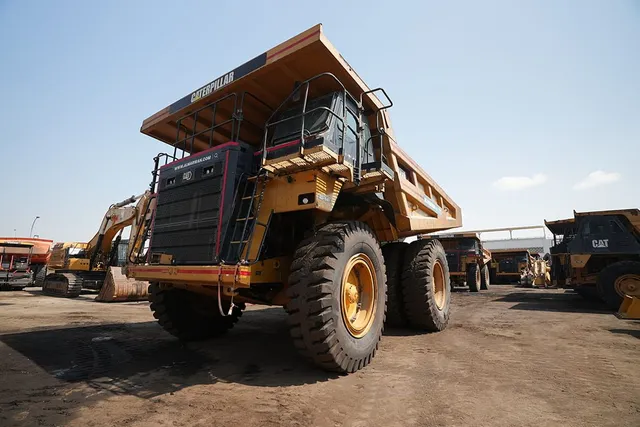 Cat 777E off-highway truck front left image
