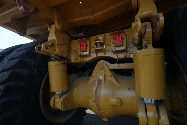 Cat 777E off-highway truck hydraulics image