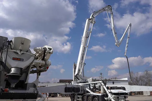 cifa_k56l_concrete_pump_truck-pumping