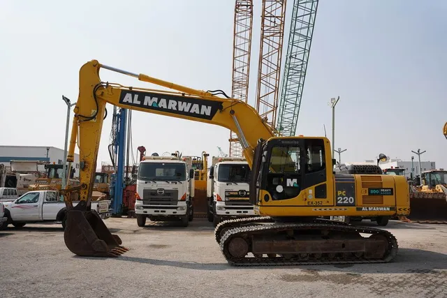 2015 Komatsu PC220-8M0 Track Excavator left view |Al Marwan