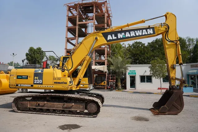 2015 Komatsu PC220-8M0 Track Excavator Right sideview |Al Marwan