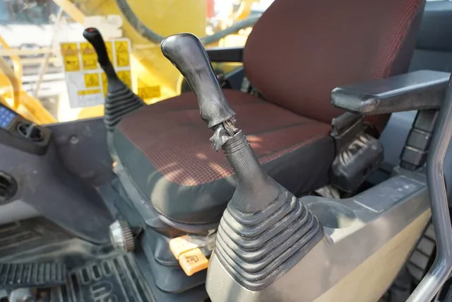 2015 Komatsu PC220-8M0 Track Excavator cabin view |Al Marwan