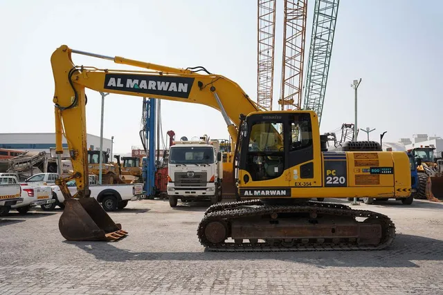 2015 Komatsu PC220-8M0 Track Excavator left view |Al Marwan