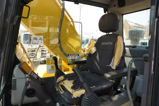 2015 Komatsu PC220-8M0 Track Excavator cabin view |Al Marwan