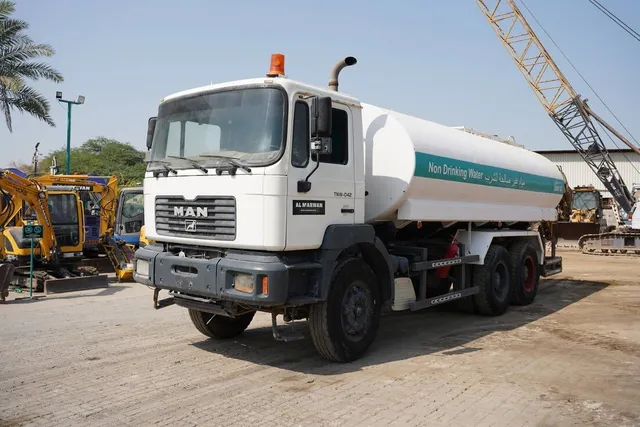 This used 2004 Man 33.373DFC 6x4 Water Truck have a liquid capacity up to 5000 gallons. Buy this heavy truck on Al Marwan.