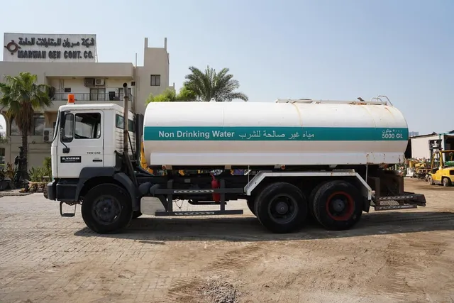 This used 2004 Man 33.373DFC 6x4 Water Truck have a liquid capacity up to 5000 gallons. Buy this heavy truck on Al Marwan.