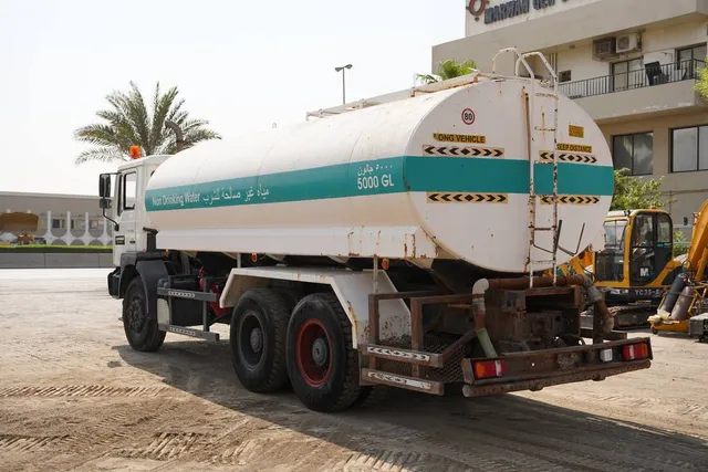 This used 2004 Man 33.373DFC 6x4 Water Truck have a liquid capacity up to 5000 gallons. Buy this heavy truck on Al Marwan.