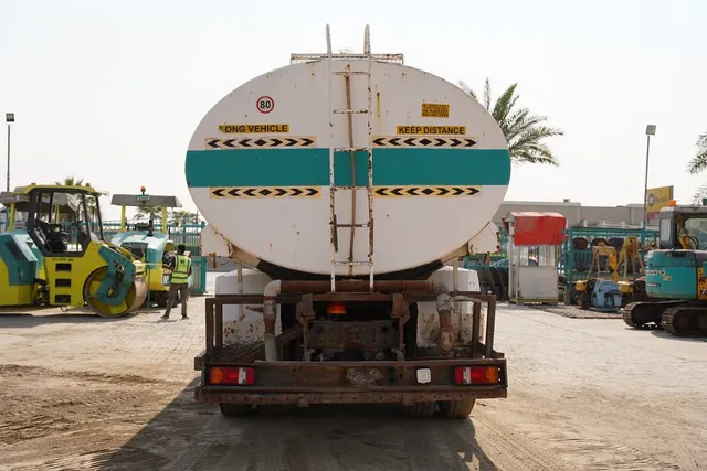 This used 2004 Man 33.373DFC 6x4 Water Truck have a liquid capacity up to 5000 gallons. Buy this heavy truck on Al Marwan.