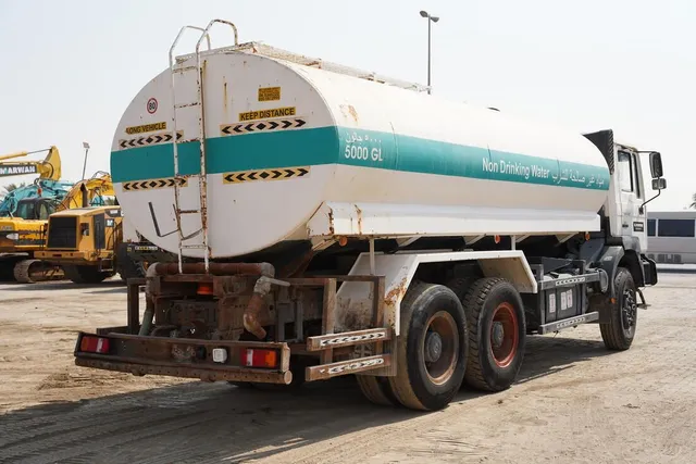 This used 2004 Man 33.373DFC 6x4 Water Truck have a liquid capacity up to 5000 gallons. Buy this heavy truck on Al Marwan.