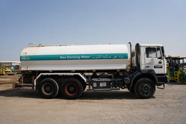 This used 2004 Man 33.373DFC 6x4 Water Truck have a liquid capacity up to 5000 gallons. Buy this heavy truck on Al Marwan.