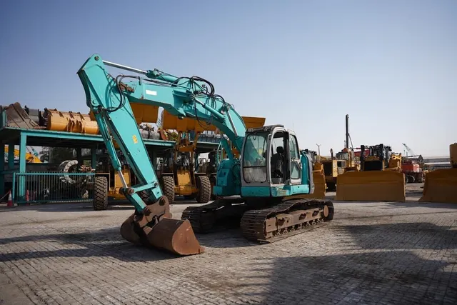 Kobelco SK200SR Crawler Excavator 2004 | Al Marwan