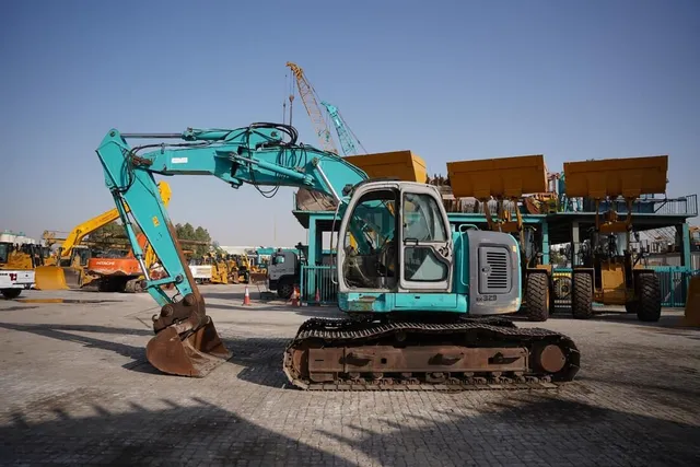 Kobelco SK200SR Crawler Excavator 2004 | Al Marwan