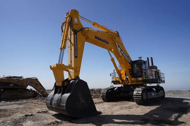 Rent Large 120-Ton Track Excavators | Al Marwan