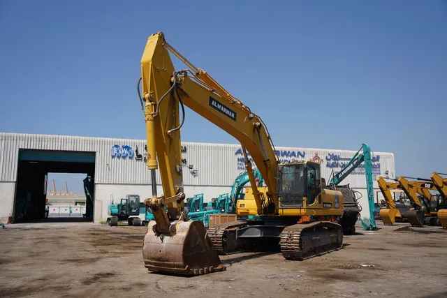 Rent Large 40-Ton Track Excavators | Al Marwan