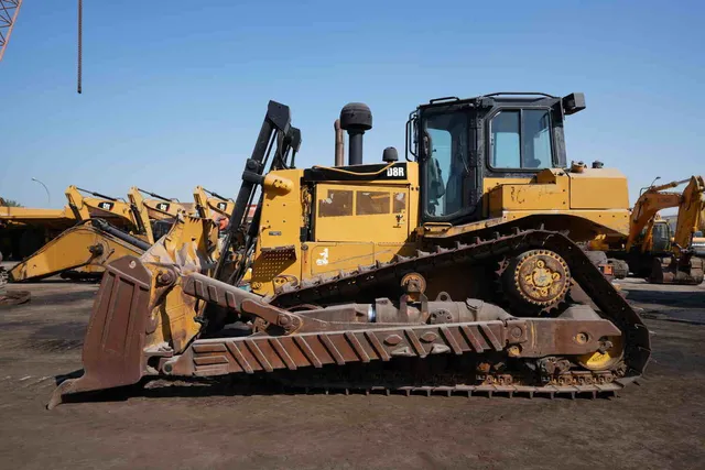 2016 CAT D8R Bulldozer Right Side View