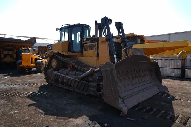 2016 CAT D8R Bulldozer Front Left View