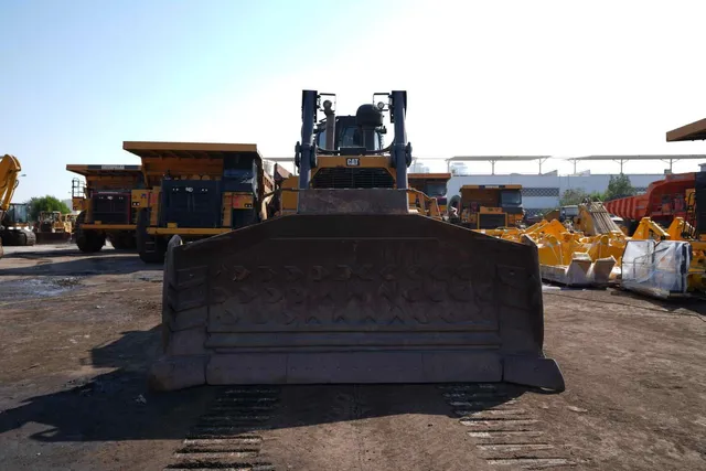 2016 CAT D8R Bulldozer Front View