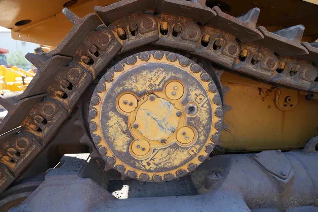 2016 CAT D8R Bulldozer Tracks View