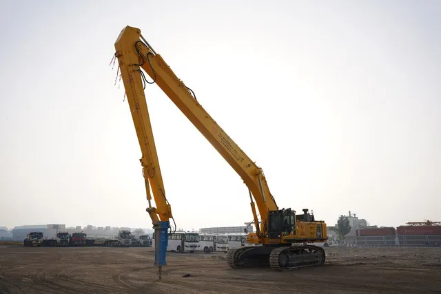 Expand Reach: 85-Ton Long Boom Excavator Rentals | Al Marwan