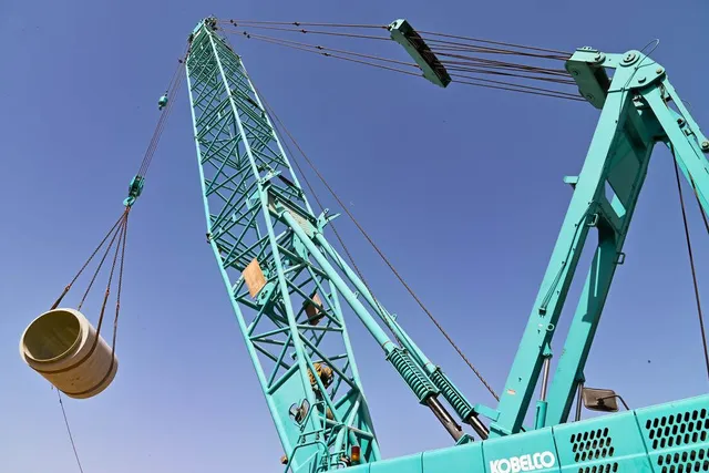 Rent 135-ton crawler cranes | Al Marwan