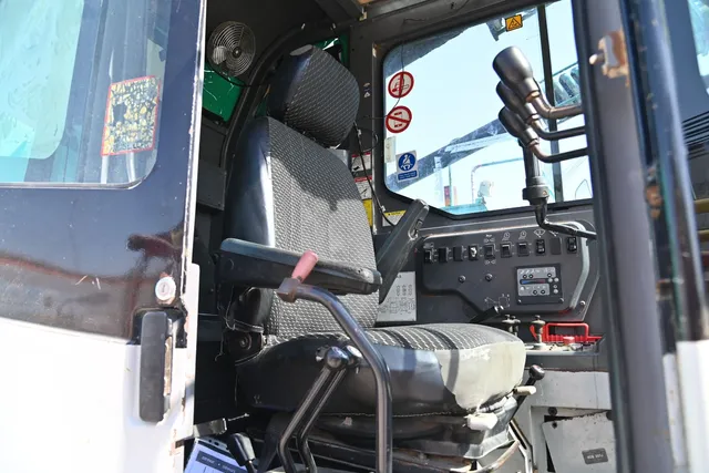 2009 Kobelco CKE800-1F Crawler Crane CRC-0254 Cabin view| Al Marwan Machinery