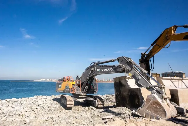 Rent 55 ton Large Excavators, Application image-2 | Al Marwan