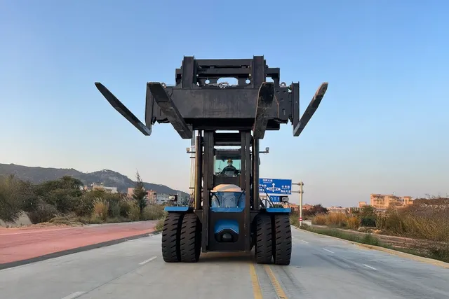 Socma HNF-500 Forklift Front View