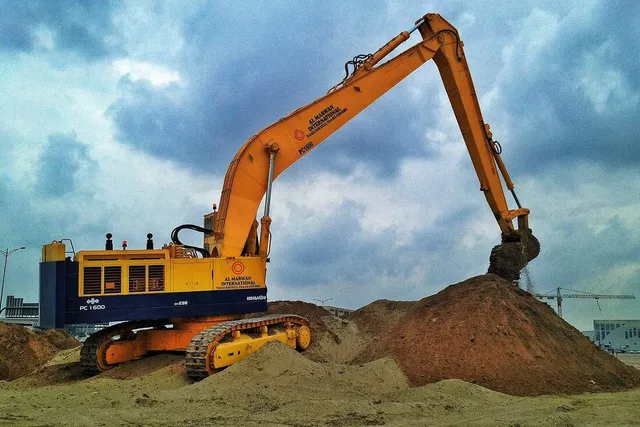 Rent Large 160-Ton Long Reach Track Excavators | Al Marwan