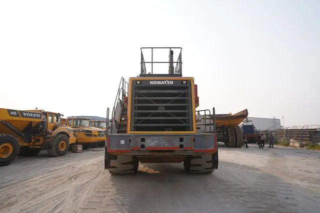 Komatsu WA800-3EO Wheel Loader Rear View