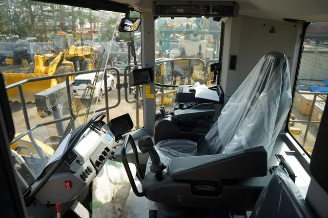 Komatsu WA900-8R Loader Cabin Image