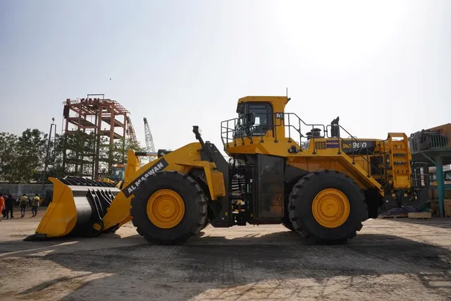 Komatsu WA900-8R Loader Left Side Image